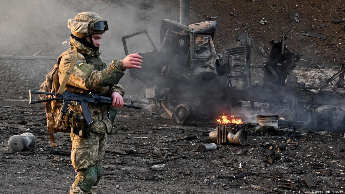 Who and why is spreading calls not to give Ukraine heavy weapons?
