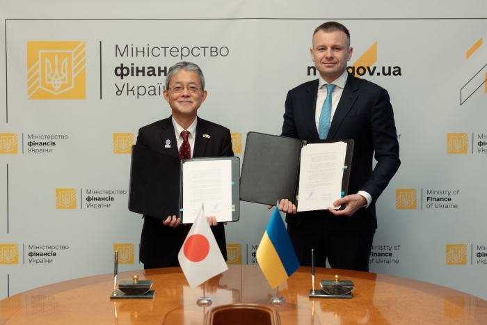 The picture shows Ukraine’s Minister of Finance Sergii Marchenko and Japan’s Ambassador to Ukraine Masashi Nakagome holding a signed agreement in their hands in April 2025, symbolizing the strengthening of economic cooperation between the two countries