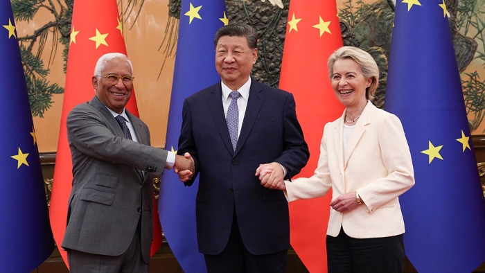 An image showing European Commission President Ursula von der Leyen, European Council President Charles Michel and Chinese President Xi Jinping shaking hands at the EU–China summit on 24 July 2025, symbolizing high-level diplomacy, trade discussions and EU–China relations.