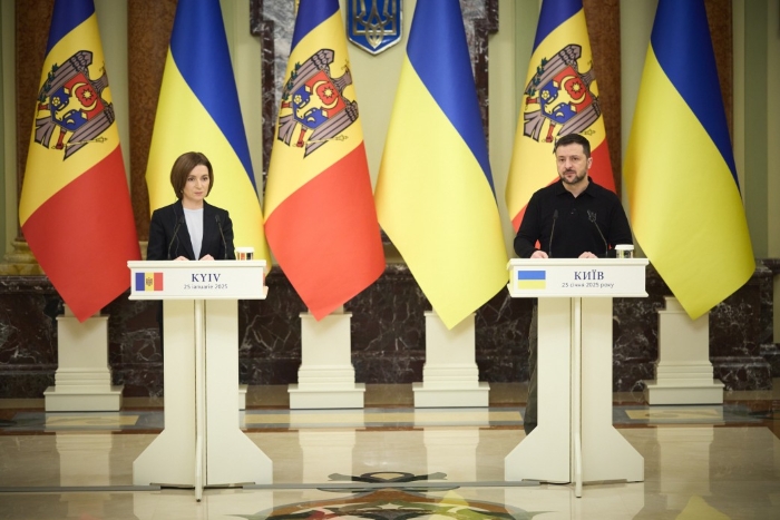 The image shows a joint press conference in Kyiv with Moldova’s and Ukraine’s leaders standing at podiums against a backdrop of Moldovan and Ukrainian flags. The Moldovan and Ukrainian coats of arms are visible, and the podium plaques display “Kyiv” and the date of the event in both countries’ languages. The setting is an official government hall, emphasizing bilateral relations and cooperation between Moldova and Ukraine.