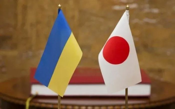 The picture shows the Ukrainian and Japanese flags side by side, symbolizing their partnership and collaboration.