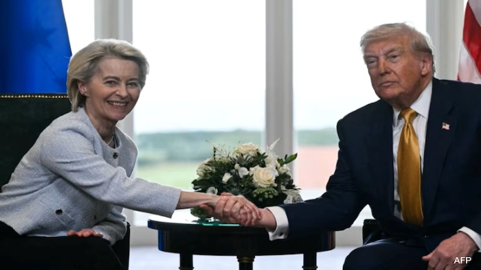 In the photo (AFP), U.S. President Donald Trump and European Commission President Ursula von der Leyen are shaking hands