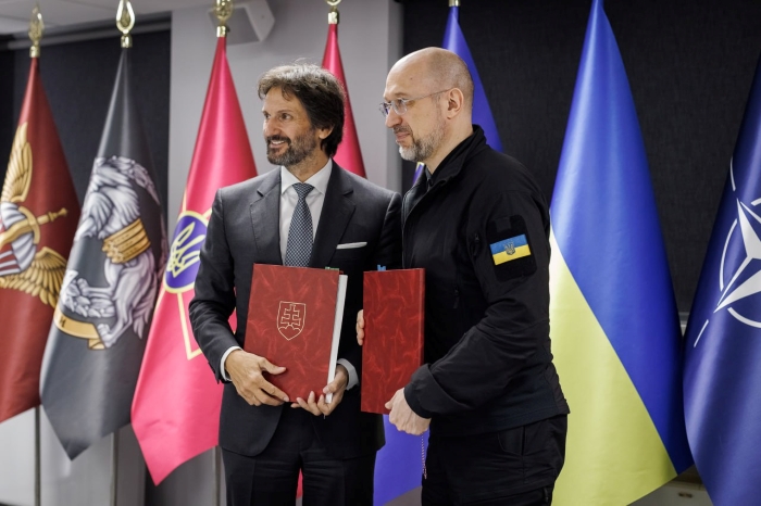 Minister of Defense Denys Shmyhal and Minister of Defense of Slovakia Robert Kaliniak are standing with agreements in front of different flags