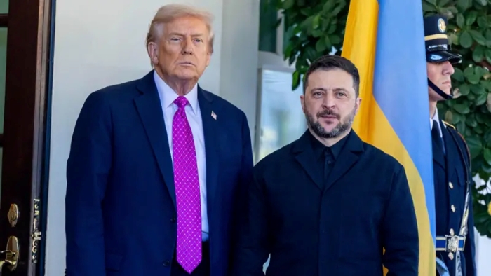 Donald Trump and Volodymyr Zelenskyy are standing in front of the Ukrainian flag during the meeting in Washington on October 17