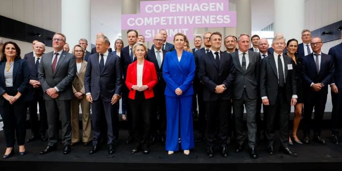 European leaders pose for a group photo at the Copenhagen Competitiveness Summit 2025, where discussions focused on defence coordination, the use of frozen Russian assets, and strengthening Europe’s security amid rising tensions after Russian airspace provocations.