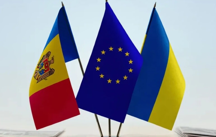 Flags of Moldova, the European Union, and Ukraine stand side by side, symbolizing the shared path of European integration and cooperation. The image reflects the countries’ aspirations toward EU membership and stronger political and economic ties with Europe.