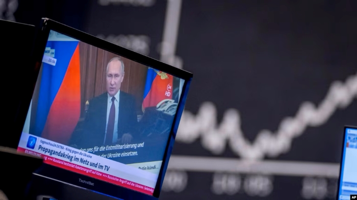 The picture shows screen with a German video outlining harm of Russian propaganda