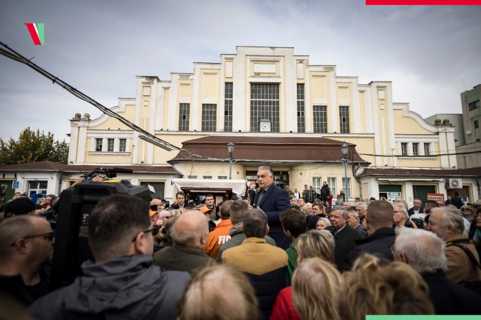 Hungarian Prime Minister Viktor Orbán speaks to supporters during a public gathering in front of a historic building in Hungary. The event, part of his new signature campaign ahead of national elections, emphasizes his anti-war and “money protection” narrative amid growing debates over Europe’s defence policy.