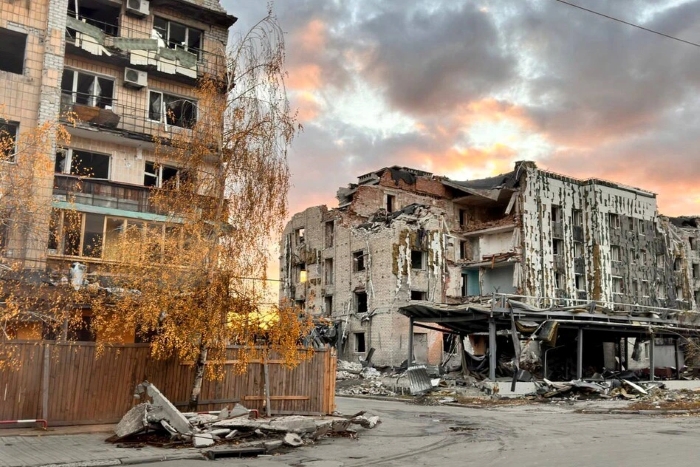 Pokrovsk, Donetsk region, October 2025 — the city lies in ruins after relentless Russian shelling. The photo shows heavily damaged residential buildings and streets covered in debris, illustrating the devastating impact of ongoing fighting on civilian infrastructure in the East of Ukraine.