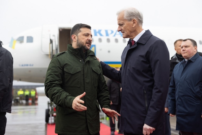 President of Ukraine Volodymyr Zelenskyy and Prime Minister of Norway Jonas Gahr Støre are depicted during a warm greeting in airport