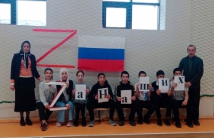 Russian pupils are taking pictures with Z sign