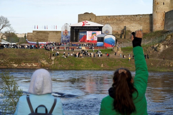 Narva pro-russian citizens are depicted watching concert on May 9 on the border