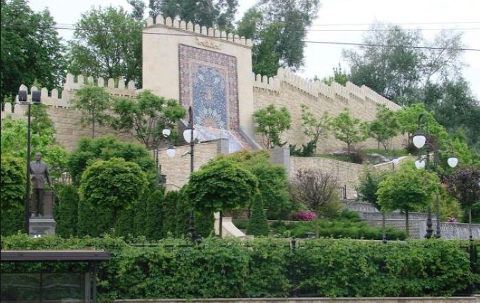 Russia Damages Azerbaijani-Linked Sites in Ukraine