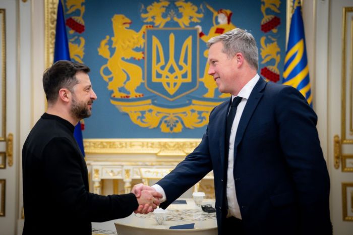 The picture shows Volodymyr Zelenskyy and US Army Secretary Daniel Driscoll shaking hands in Kyiv on November 20