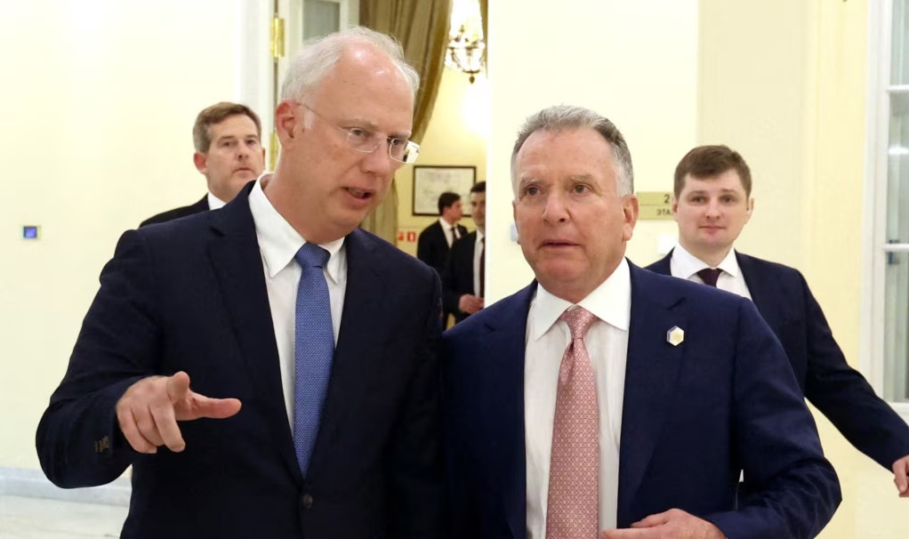 Russian Ambassador Kirill Dmitriev speaks with US Presidential Envoy Steve Witkoff in St. Petersburg, Russia, April 11, 2025 / Reuters