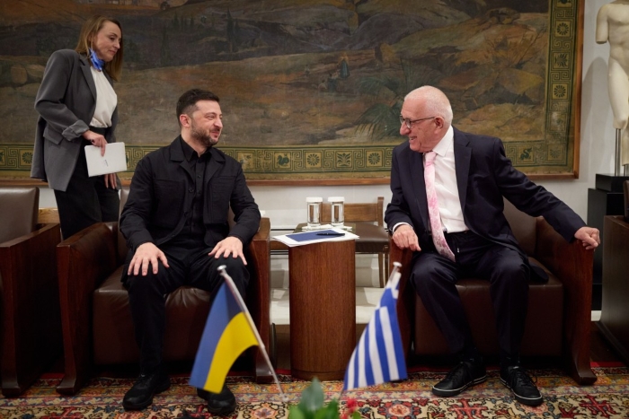 President of Ukraine Volodymyr Zelenskyy and President of the Hellenic Parliament Nikitas Kaklamanis are depicted during the conversation. Ukrainian and Greek flags are on the front
