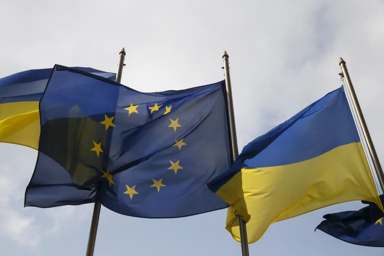 Ukrainian and EU flags fly in front of the presidential administration in Kyiv, Ukraine / Valentyn Ogirenko, Reuters