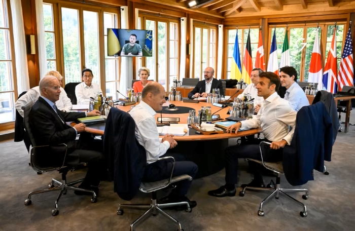 his photo documents a working session of leaders from the Group of Seven (G7) nations, engaged in discussions with Ukrainian President Volodymyr Zelenskyy via video conference (visible on the screen).