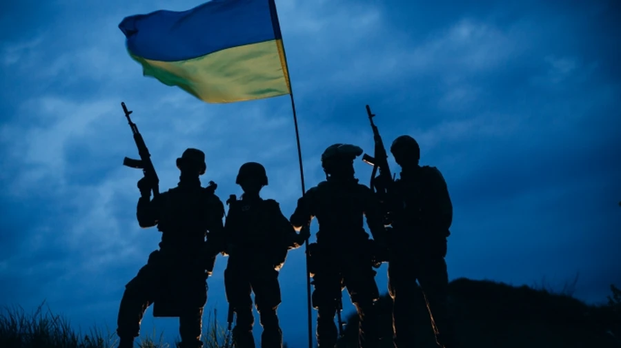 Illustrative photo. Ukrainian soldiers are holding a flag / getty images