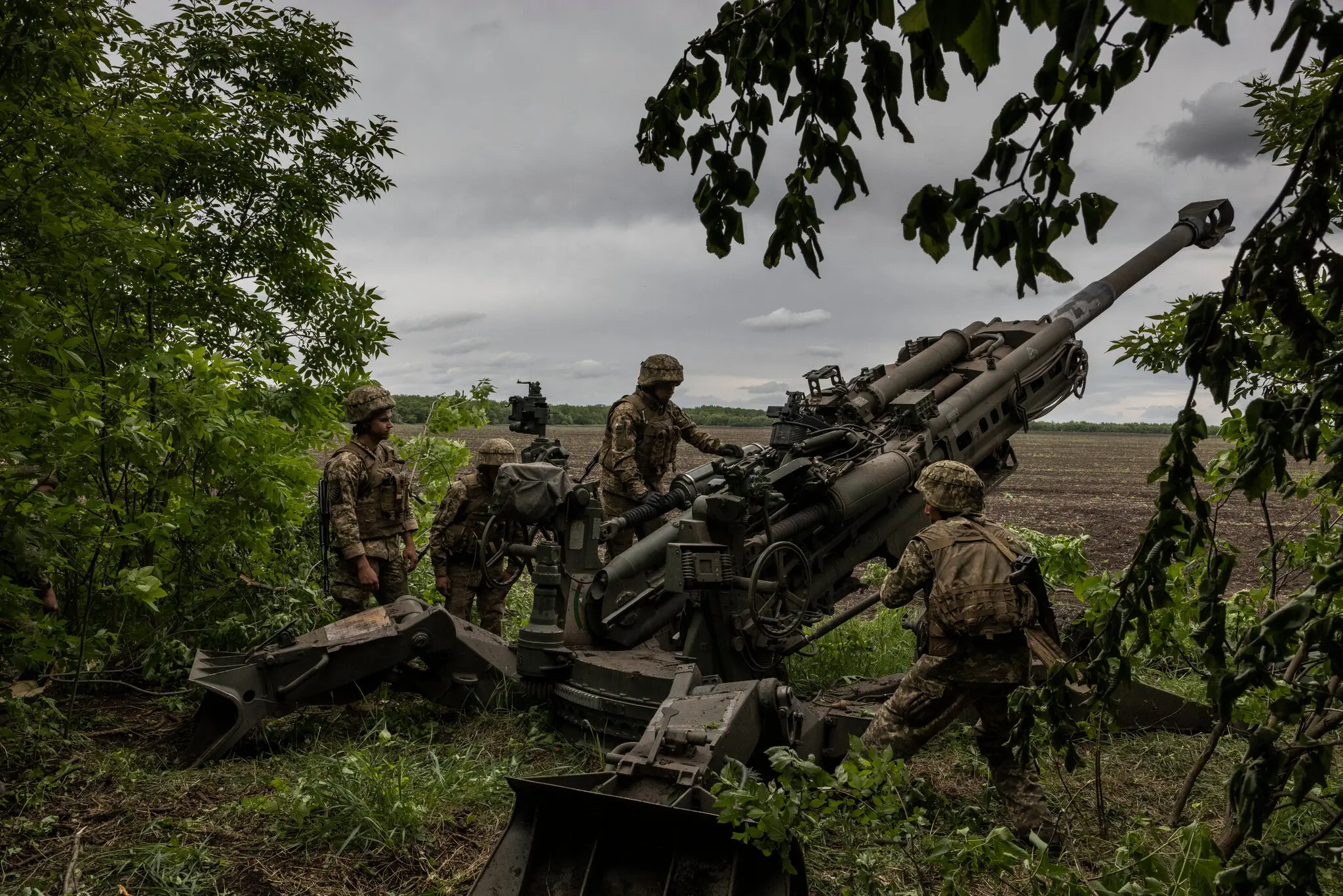 Illustrative photo. Ukrainian forces preparing to fire an M-777 howitzer at Russian positions in the Donetsk region in May / Ivor Prickett for The New York Times