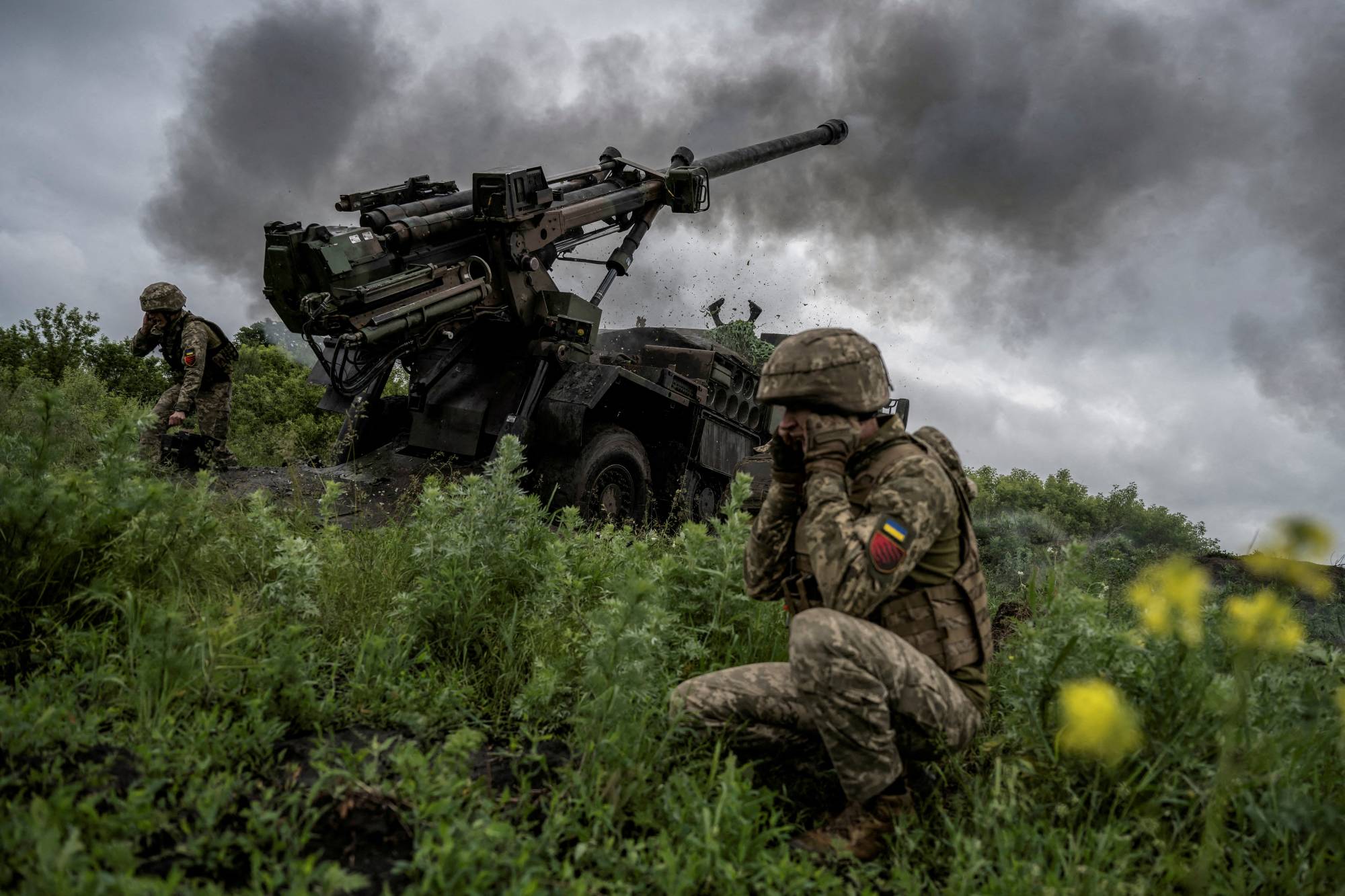 Ukrainian service members fire a self-propelled howitzer toward Russian troops, near the town of Avdiivka in the Donetsk region, Ukraine, on May 31 / REUTERS