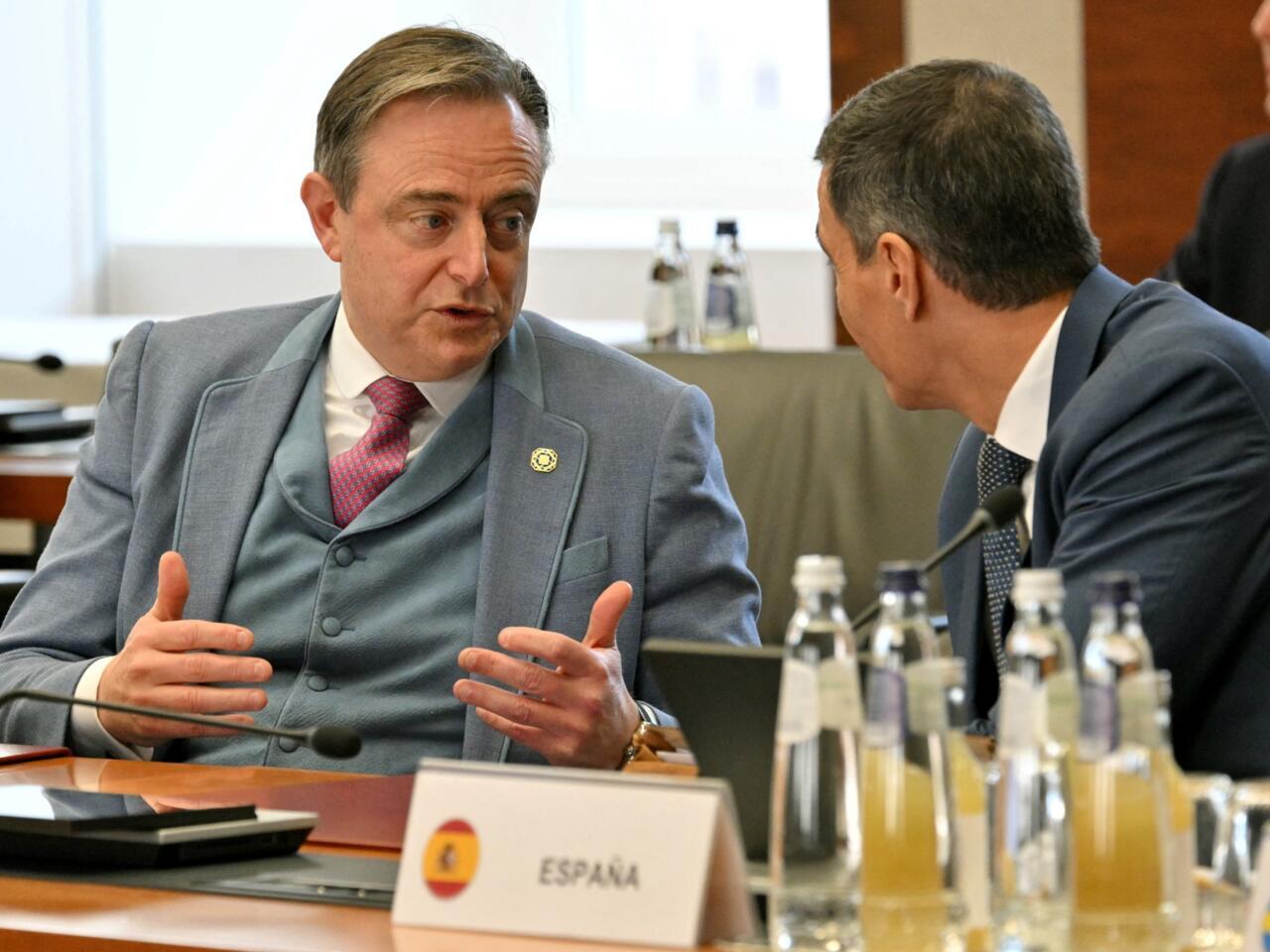 Belgian Prime Minister Bart De Wever speaks with Spanish Prime Minister Pedro Sanchez at the Palais d'Egmont in Brussels on February 3, 2025 / Photo: Nicolas Tucat, AFP