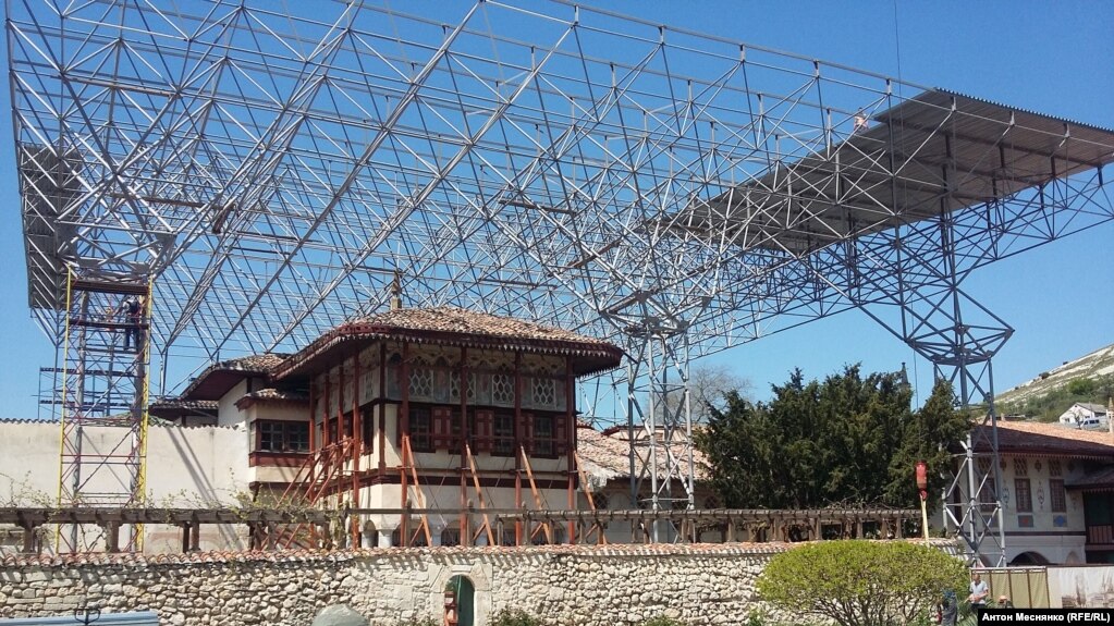 Installation of a protective metal roof over the main building of the Khan's Palace in Bakhchisarai, archive photo / Radio Liberty