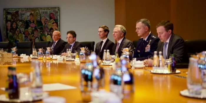 The image conveys diplomatic negotiations in Berlin, where the U.S. delegation is led by Steve Witkoff