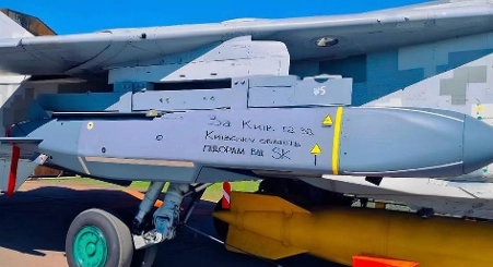 Image of the Anglo-French Storm Shadow / SCALP EG cruise missile suspended from the underwing pylon of a Ukrainian Su-24MR bomber, published on Telegram on July 7, 2025