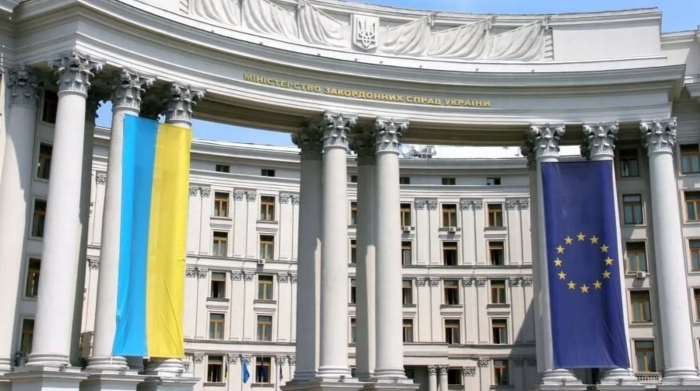 The picture shows Ministry of Foreign Affairs of Ukraine with Ukrainian and EU flags.