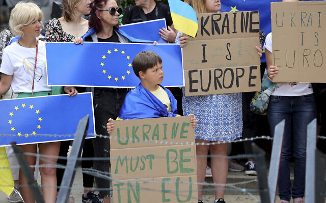 Protestors in support of Ukraine stand with signs and EU flags during a demonstration outside of an EU summit in Brussels, June 23, 2022 / AP Photo / Olivier Matthys