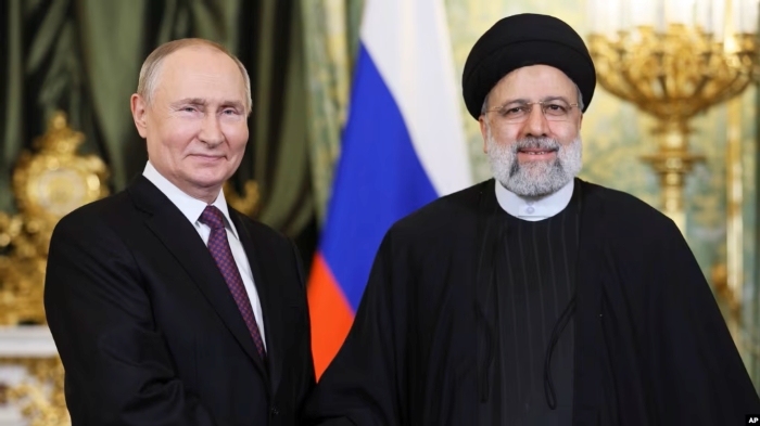 The picture portrays Russian President Putin and Iranian President Ebrahim Raisi during a meeting at the Kremlin in Moscow