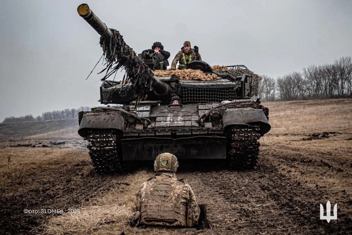 Ukrainian soldiers operate a main battle tank during active combat operations in 2025. The photo shows frontline conditions, military equipment, and modern ground warfare amid ongoing fighting between Ukraine and russia, highlighting the intensity of battlefield operations and the role of armored forces in the war.