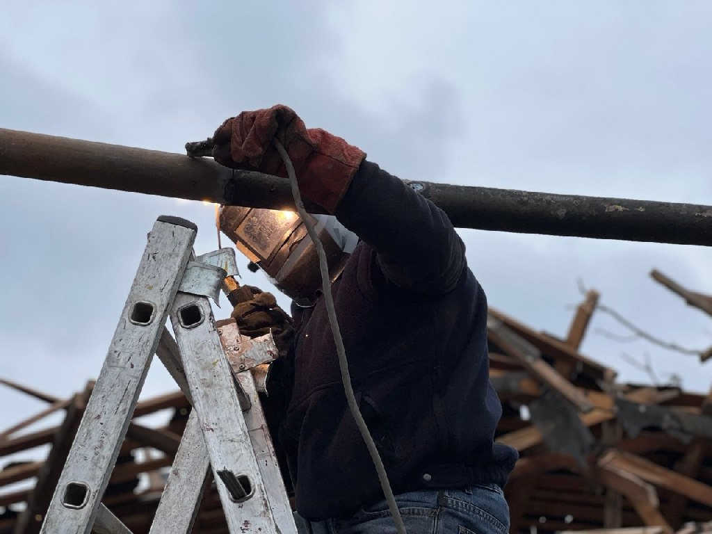 A gas worker is welding a pipe / Photo from Donetskoblgaz