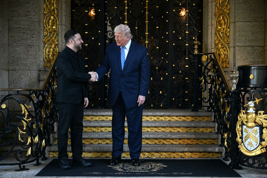 US President Donald Trump welcomes Ukranian President Volodymyr Zelensky at his Mar-a-Lago residence in Palm Beach, Florida, on December 28, 2025 / Jim Watson/AFP/Getty Images