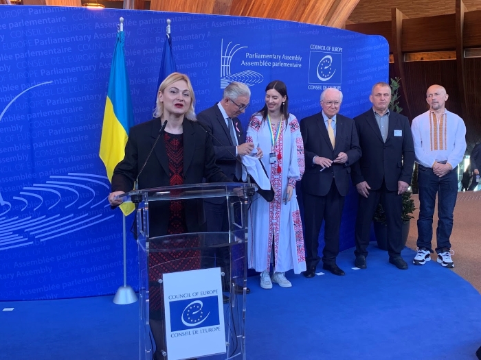 the picture portrays (from left to right): Yevheniia Kravchuk presenting the exhibition *“Press in Detention.” Also pictured are Theodorus Roussopoulos, Maria Mezentseva, Borys Tarasyuk, and the freed journalists Vladyslav Yesypenko and Dmytro Khilyuk.