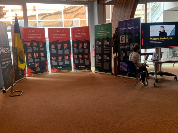the picture dhows Exhibition stands of “Press in Detention,” which opened on 1 October, the day the Resolution was adopted