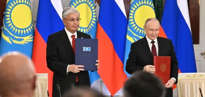 The picture portrays Kazakhstan President Kassym-Jomart Tokayev and Putin on the background of their flags