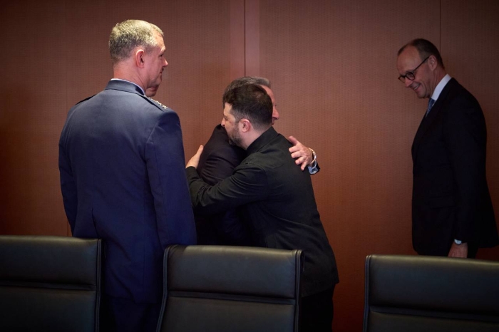 The picture shows Steve Witkoff and Volodymyr Zelenskyy hugging for a greeting