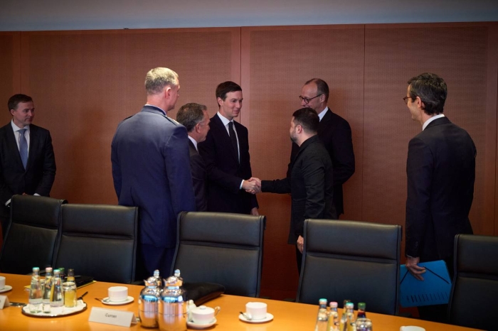 The picture shows Jared Kushner and Volodymyr Zelenskyy shaking their hands