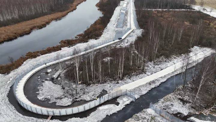 This photo shows that Latvia has completed construction of the fence on the border with Russia
