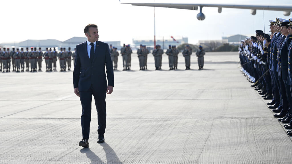 Президент Франції Еммануель Макрон оглядає війська після прибуття на військову авіабазу в Істрі