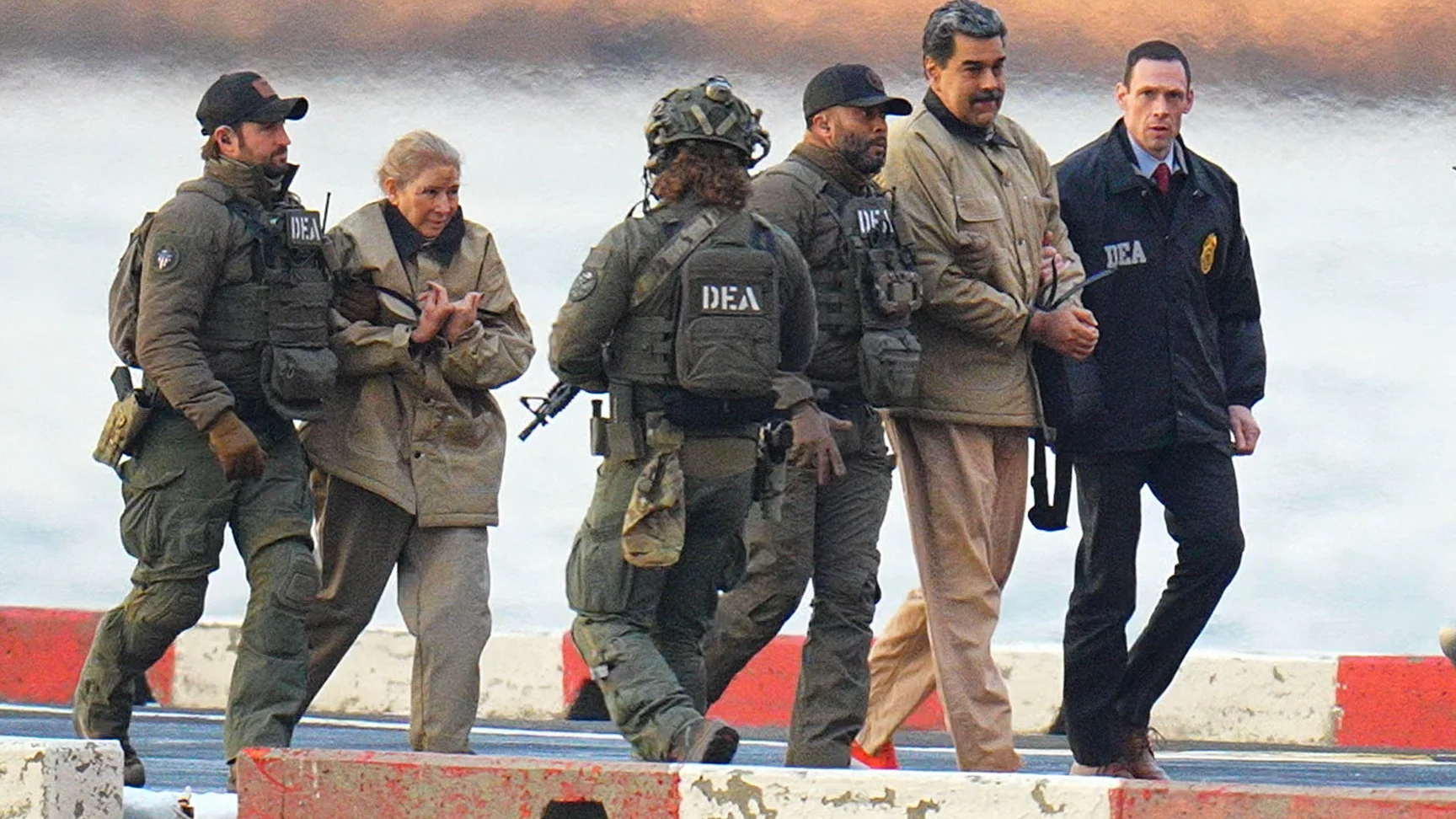 Nicolas Maduro and his wife Cilia Flores, who are being taken to a court hearing in the US / GC Images