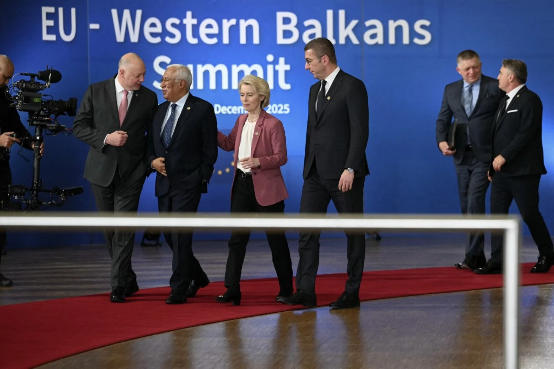 (From left to right) Bulgarian Prime Minister Rosen Zhelyazkov, European Council President António Costa, European Commission President Ursula von der Leyen, and North Macedonian Prime Minister Christian Mikoski head to a group photo during the EU-Western Balkans summit. Brussels, December 17, 2025. (Photo: NICOLAS TUCAT / AFP)
