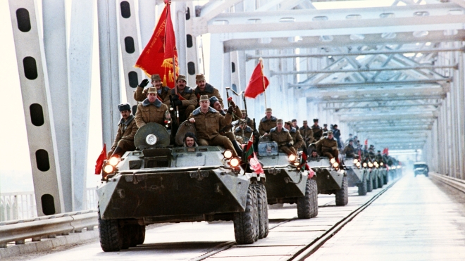 Last Soviet paratrooper regiment moves towards USSR, on February 6, 1989 in Termez