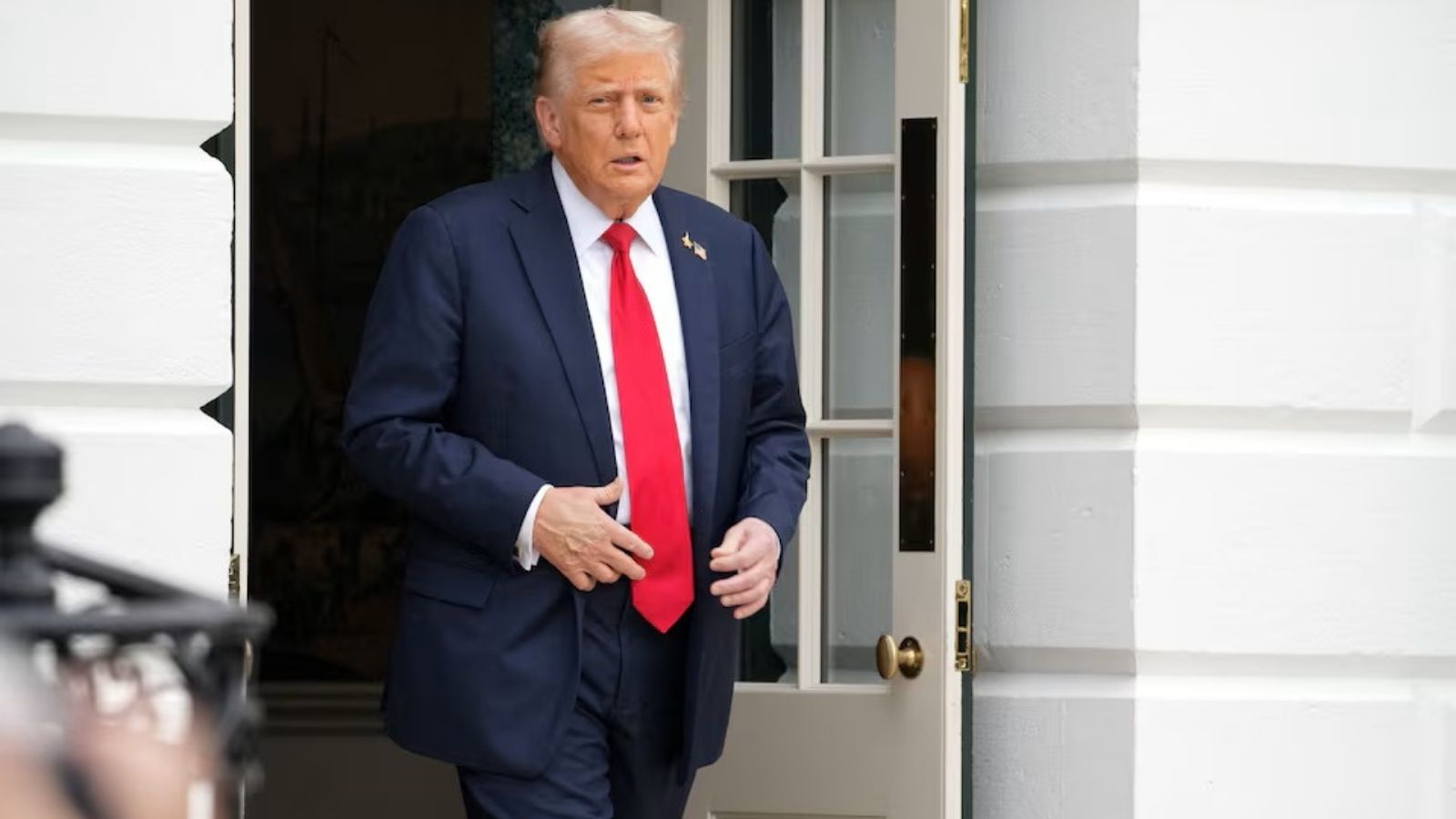 Портрет Дональда Трампа на фоні офіційної будівлі у Вашингтоні.