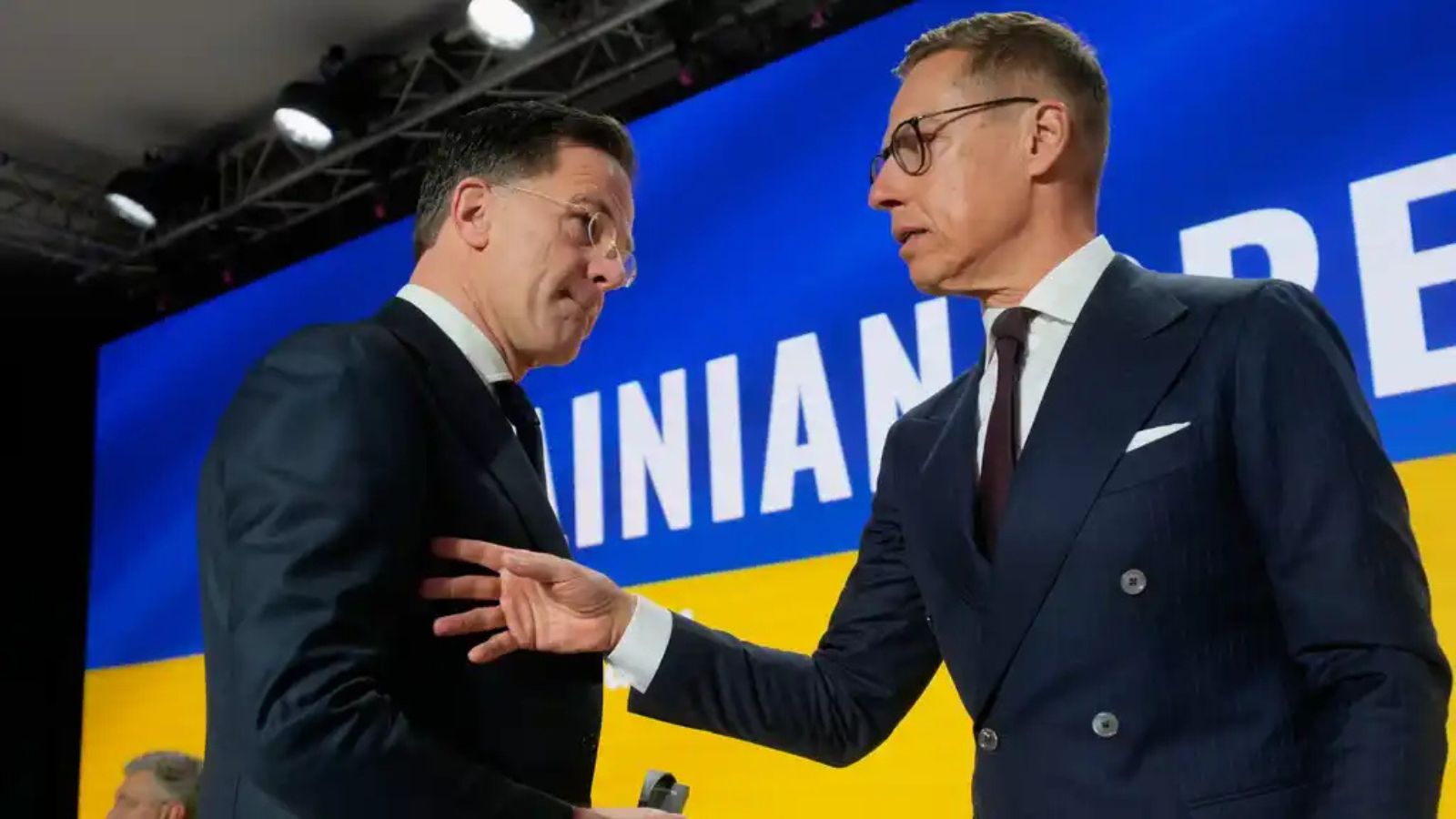 Mark Rutte and Alexander Stubb engaging in conversation at a table during the Ukrainian Breakfast.