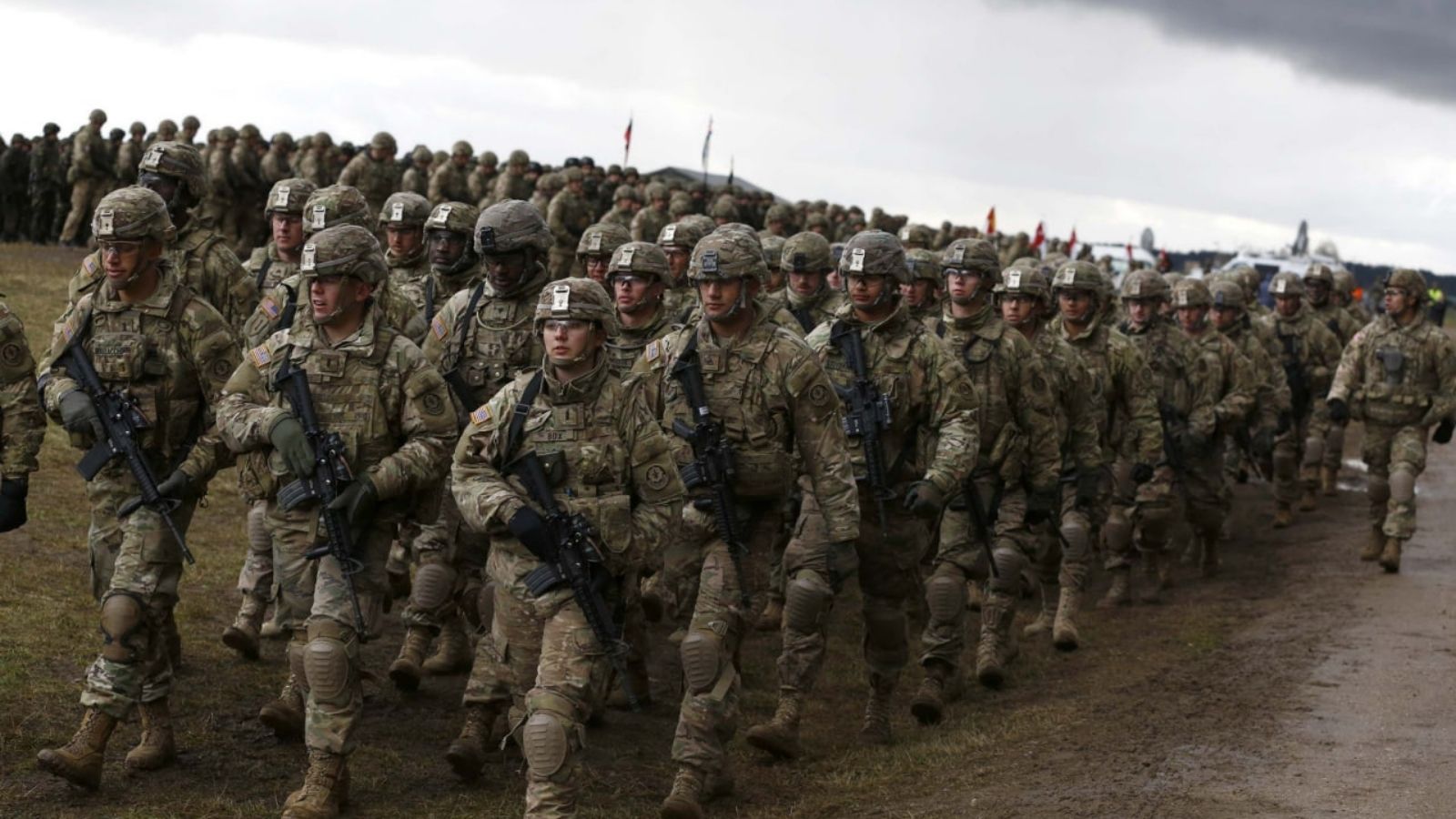 Американські солдати у повному спорядженні йдуть строєм під час навчань.