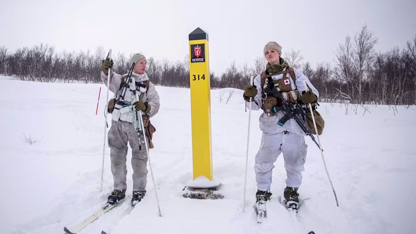 Illustrative photo: Two Norwegian soldiers patrol the border with Russia on skis near the Korpfjell observation tower in Kirkenes / Annika Berde/NTB/AFP