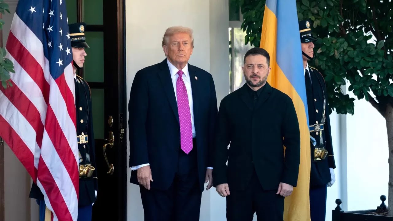 Президент США Дональд Трамп і президент України Володимир Зеленський біля Західного крила Білого дому у Вашингтоні 17 жовтня 2025